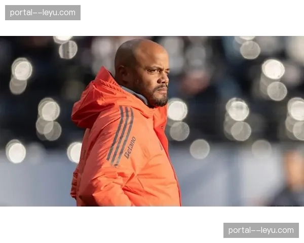 孔帕尼的边后卫内收战术：拜仁三后卫出球网络构建原理